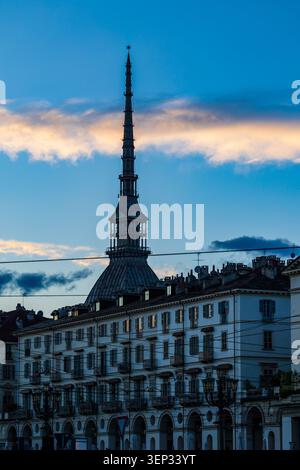 Mole Antonelliana dominant la ville de Turin vu au coucher du soleil de Piazza Vittorio Veneto Banque D'Images