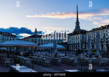 Mole Antonelliana dominant la ville de Turin vu au coucher du soleil de Piazza Vittorio Veneto Banque D'Images