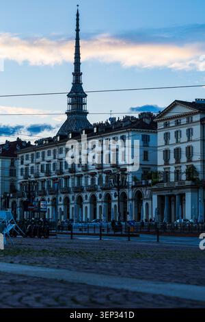 Mole Antonelliana dominant la ville de Turin vu au coucher du soleil de Piazza Vittorio Veneto Banque D'Images