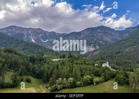Vue aérienne du paysage de drone à travers les contreforts boisés de la chaîne de montagnes Karwendel près du village de Thaur dans le Tyrol, Autriche, avec le petit Banque D'Images