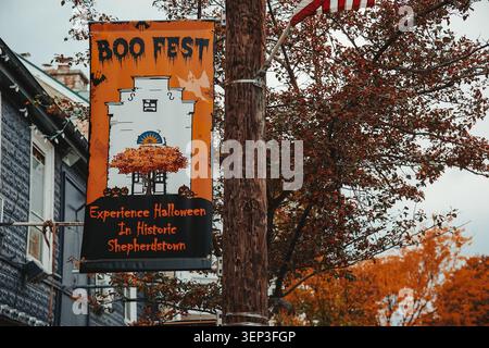 Fête d'automne familiale bannière Boo Fest à Shepherdstown, WV à Halloween avec des arbres de feuillage d'automne qui l'entourent. Banque D'Images