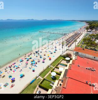 Vue aérienne de la plage de sable d'Alcudia à Majorque, Espagne en été Banque D'Images