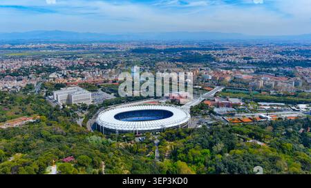 Vue aérienne du Stadio Olimpico entouré par le parc Foro Italico avec le paysage urbain de Rome et les montagnes derrière, Italie Banque D'Images
