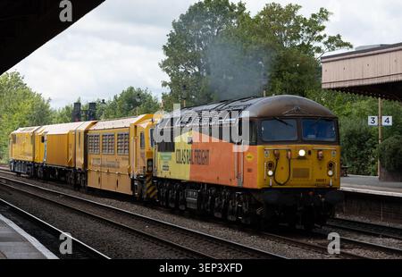Colas Rail Freight Class 56 locomotive diesel No. 56051 'Survival' tirant un train de maintenance mobile à la station thermale de Leamington, Warwickshire, Royaume-Uni Banque D'Images