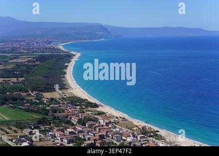 Vue aérienne de belle plage de sable et mer turquoise le long de la côte de Nicotera Marina en Calabre avec des montagnes en arrière-plan, Italie du Sud Banque D'Images