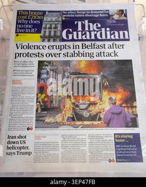 "Des violences éclatent à Belfast après des manifestations contre une attaque à l'arme blanche" le journal Guardian titre article 10 juin 2026 Londres Royaume-Uni KATHY DEWITT Banque D'Images