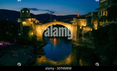 Mostar, Bosnie-Herzégovine 7 juin 2026 vue nocturne du vieux pont illuminé enjambant la rivière Neretva dans le centre historique de Mostar Banque D'Images