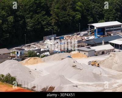 Ce centre de recyclage comprend des conteneurs de collecte, des zones de tri et des infrastructures pour le traitement des déchets et la récupération des ressources. Banque D'Images