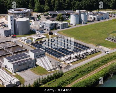La vue aérienne montre une usine de traitement des eaux usées traitant l'eau municipale pour la protection de l'environnement et la gestion des ressources. Banque D'Images