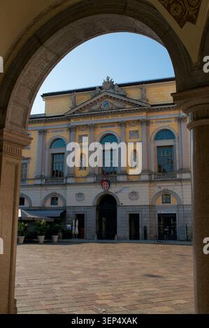 Lugano, Tessin, Suisse - 24 mai 2026 : belle vue verticale de l'hôtel de ville néoclassique de Lugano (Palazzo Civico) et de ses drapeaux, créativement f Banque D'Images