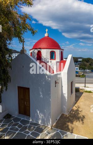 Petite église à dôme rouge sur l'île de Mykonos, Grèce Banque D'Images