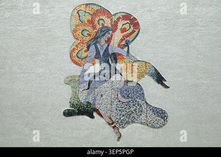 Mosaïque soviétique sur le théâtre dramatique et comique Alexander Pouchkine à Buston près de Khujand au Tadjikistan Banque D'Images