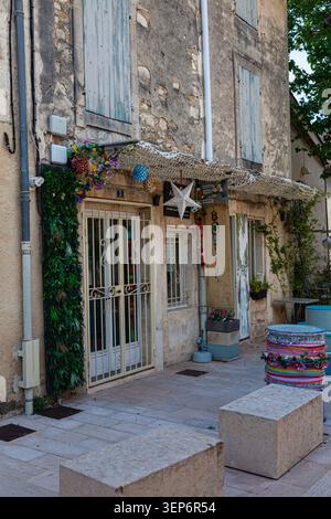 Boutique fermée dans une rue latérale à Saint Rémy de Provence en France Banque D'Images