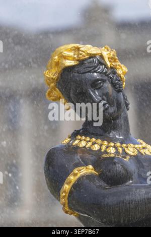 Détail d'une nymphe en bronze de la Fontaine des fleuves sur la place de la Concorde à Paris, décorée d'ornements dorés et d'une couronne de laurier. Le fa Banque D'Images