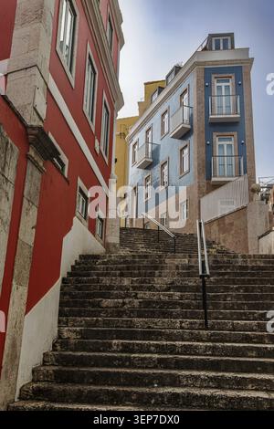 Treppe und Haeuser mit bunten Fassaden im Stadtteil Belem à Lissabon, Portugal. Escaliers et maisons aux façades colorées à Belem, Lisbonne, Portugal Banque D'Images