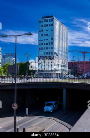 Vue longue distance sur la tour de bureaux de la Haus des Lehrers avec la célèbre murale de Walter Womacka, encadrée par le passage souterrain de la route Alexanderplatz. Banque D'Images