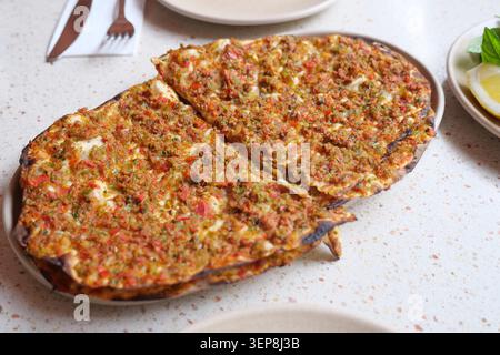 lahmacun turc fraîchement cuit avec garnitures dans un restaurant Banque D'Images