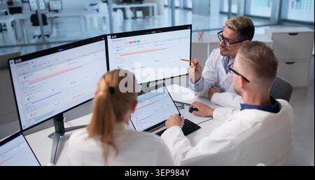 L'équipe INFORMATIQUE DU secteur de la santé travaille ensemble à l'aide d'ordinateurs pour améliorer les dossiers des patients. Banque D'Images