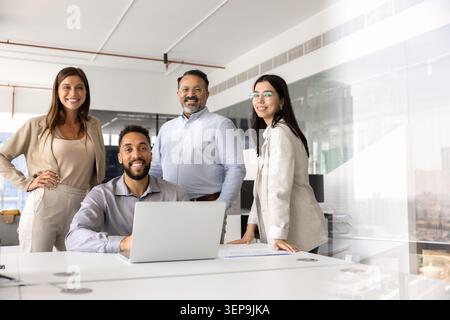Portrait d'équipe d'affaires dans le bureau moderne d'entreprise Banque D'Images