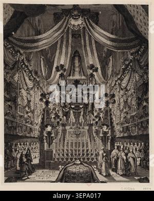 Cette gravure rend hommage aux honneurs funéraires rendus à la mémoire de la reine Marie-Thérèse après sa mort en 1683. Cérémonies commémoratives, regalia royales, mausolées, allégories de piété et de charité, décorations commémoratives sont associées à des sites religieux à travers la France. Banque D'Images