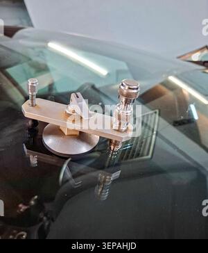 L'invention concerne un outil de pont de réparation de pare-brise placé sur la surface vitrée d'une voiture à l'aide d'une ventouse. L'outil est utilisé pour fixer une puce ou une fissure. La scène prend plac Banque D'Images