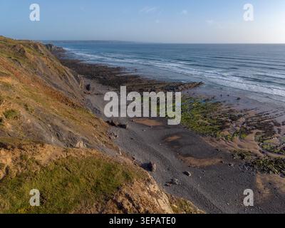 Érosion des falaises en ruine sur la côte cornouaillaise du Royaume-Uni Banque D'Images