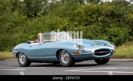Stony Stratford, Bucks, Royaume-Uni - 7 juin 2026 : 1967 Blue e-ytpe Jaguar Classic car conduisant sur une route britannique Banque D'Images