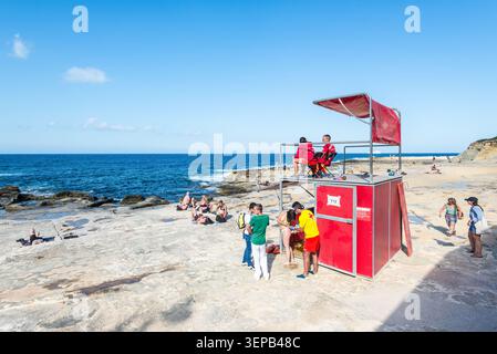 Sliema, Malte – 16 mai 2025 : les sauveteurs du Service de sauvetage des gardes-côtes de la Croix-Rouge surveillent les nageurs et les visiteurs depuis une station de surveillance côtière le long de ma Banque D'Images