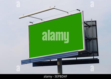 Maquette de panneau d'affichage vierge avec écran vert à l'extérieur. Modèle d'affichage publicitaire pour le marketing et le contenu promotionnel. Banque D'Images