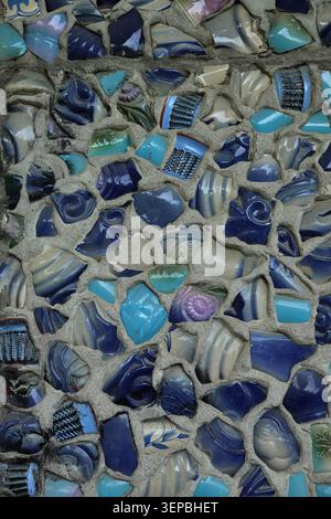 Fond de mur de mosaïque avec des éclats de céramique et de poterie Banque D'Images
