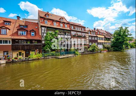 Maisons résidentielles historiques à colombages se trouvent directement sur le bord de la rivière à Bamberg, Bavière, Allemagne sous un ciel d'été lumineux. Façades traditionnelles Banque D'Images