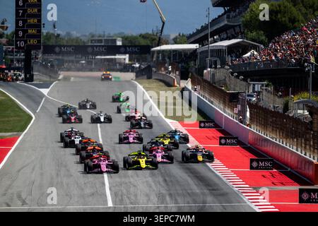 IPA85677637 - départ de la course 01 CAMARA Rafael (soutien-gorge), Invicta Racing, Dallara F2 2024, action 15 DUNNE Alex (irl), Rodin Motorsport, Dallara F2 2024, action 09 MINI Gabriele (ita), MP Motorsport, Dallara F2 2024, action lors de la 5ème manche du Championnat FIA de formule 2 2026 du 12 au 14 juin 2026 sur le circuit de Barcelona-Catalunya, à Montmelo, Espagne Banque D'Images