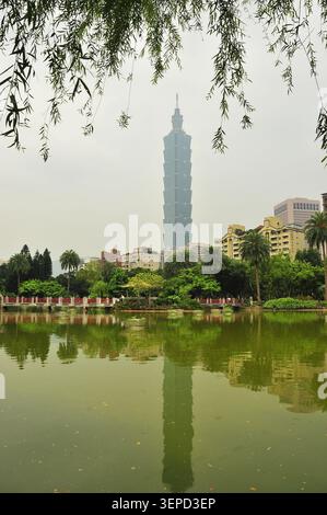 Gratte-ciel Taipei 101 reflétant dans un lac de parc dans le district de Xinyi Banque D'Images