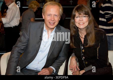 Tom Buhrow und Seine Ehefrau sind zu Gast in der Talkshow von Markus Lanz. Die Aufnahme entstand AM 15. Septembre 2010 à Hambourg. Banque D'Images