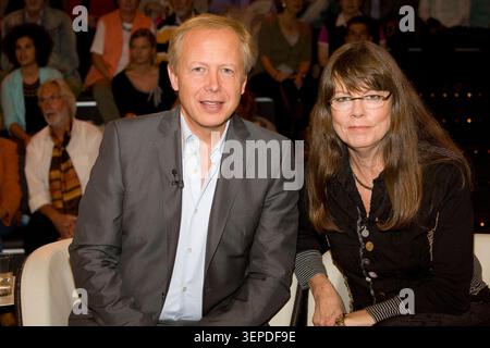 Tom Buhrow und Seine Ehefrau sind zu Gast in der Talkshow von Markus Lanz. Die Aufnahme entstand AM 15. Septembre 2010 à Hambourg. Banque D'Images