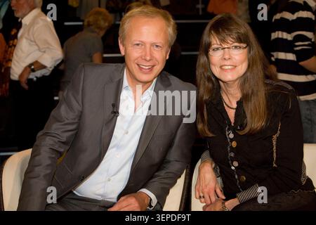 Tom Buhrow und Seine Ehefrau sind zu Gast in der Talkshow von Markus Lanz. Die Aufnahme entstand AM 15. Septembre 2010 à Hambourg. Banque D'Images