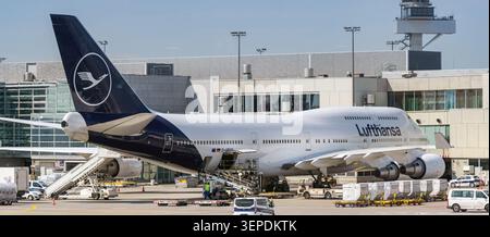 Frankfurt, Allemagne – 18 avril 2026 : Un avion Boeing 747-800 exploité par Lufthansa garé à l'extérieur d'un des bâtiments du terminal de l'aéroport de Francfort Banque D'Images