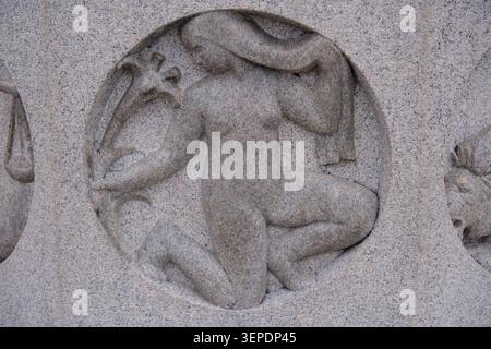 Oslo, Norvège-Nov.26th 2025 : gros plan du relief circulaire en granit de la Vierge sur le piédestal du cadran solaire dans Vigeland sculpture Park, Oslo, Norvège Banque D'Images