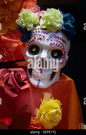Crâne ornemental typique avec des bijoux et des fleurs pour le jour des morts au Mexique et papillon monarque Banque D'Images