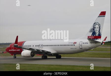 Compagnie aérienne norvégienne BOEING 737-800 avec photo de Wenche Foss sur la queue de l'avion à Kastrup, aéroport de Copenhague, Danemark, juin 2026 Banque D'Images