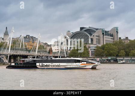 Bateau Uber par la tondeuse Thames Banque D'Images
