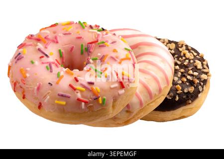 Trois beignets sucrés avec glaçage coloré, saupoudrés et garniture de chocolat isolés sur un fond blanc propre. Banque D'Images