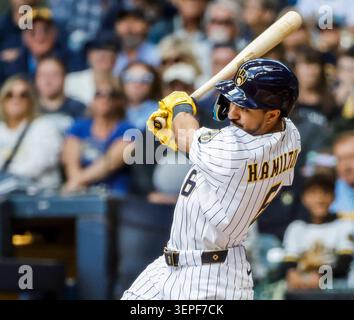 Milwaukee, États-Unis. 14 juin 2026. David Hamilton, le deuxième joueur de base des Milwaukee Brewers, frappe un simple dans la troisième manche du match MLB entre les Philadelphia Phillies et les Milwaukee Brewers à l'American Family Field à Milwaukee, Wisconsin, le dimanche 14 juin 2026. Photo de Tannen Maury/UPI crédit : UPI/Alamy Live News Banque D'Images