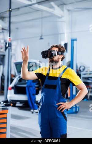 Technicien avisé réparateur dans le service de voiture utilise la réalité virtuelle pour visualiser les pièces d'automobile afin de les réparer tandis que l'expert de garage porte un casque vr futuriste tout en corrigeant les problèmes de véhicule. Banque D'Images