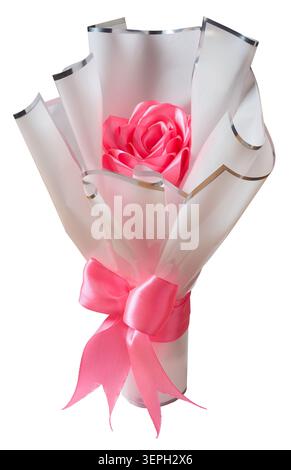 rose rose rose artificielle enveloppée dans du papier blanc et ruban fond blanc isolé, bouquet de fleurs synthétiques Banque D'Images