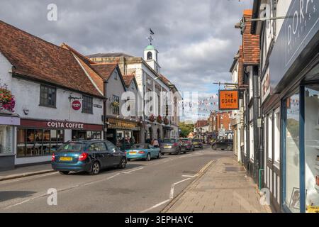 Vue sur Marlow Road dans le centre-ville de Marlow, Buckinghamshire, Angleterre, avec des magasins et des entreprises locales. Banque D'Images