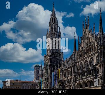 Vue sur le Neues Rathaus (nouvel hôtel de ville) de Munich, Bavière, Allemagne, avec sa tour néo-gothique élaborée s'élevant dans un ciel d'été au-dessus de Marienplatz Banque D'Images