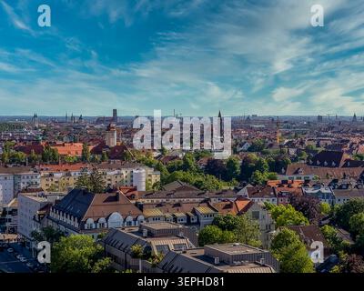 Vue aérienne du paysage urbain de Munich, Bavière, Allemagne, montrant la vaste étendue des toits de la capitale bavaroise avec les tours jumelles emblématiques du F. Banque D'Images