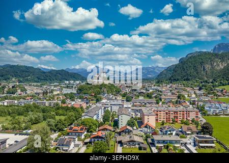 Vue aérienne large de Kufstein dans le Tyrol, Autriche, avec la forteresse médiévale de Festung Kufstein visible au centre sur sa falaise rocheuse au milieu de O. Banque D'Images