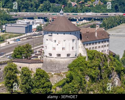 Proche vue aérienne drone de la ronde Kaiserturm (Tour de l'empereur) de Festung Kufstein dans le Tyrol, Autriche, avec l'autoroute A12 Inn-Valley et Inn animée Banque D'Images